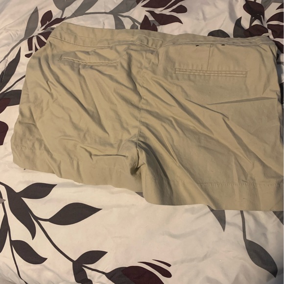 BANANA REPUBLIC SIZE 10 beige shorts - Picture 2 of 2